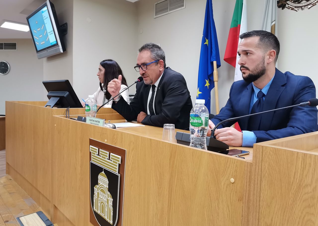 Ученици влязоха в ролята на общински съветници в Плевен, присъстваха и на заседание на местния парламент